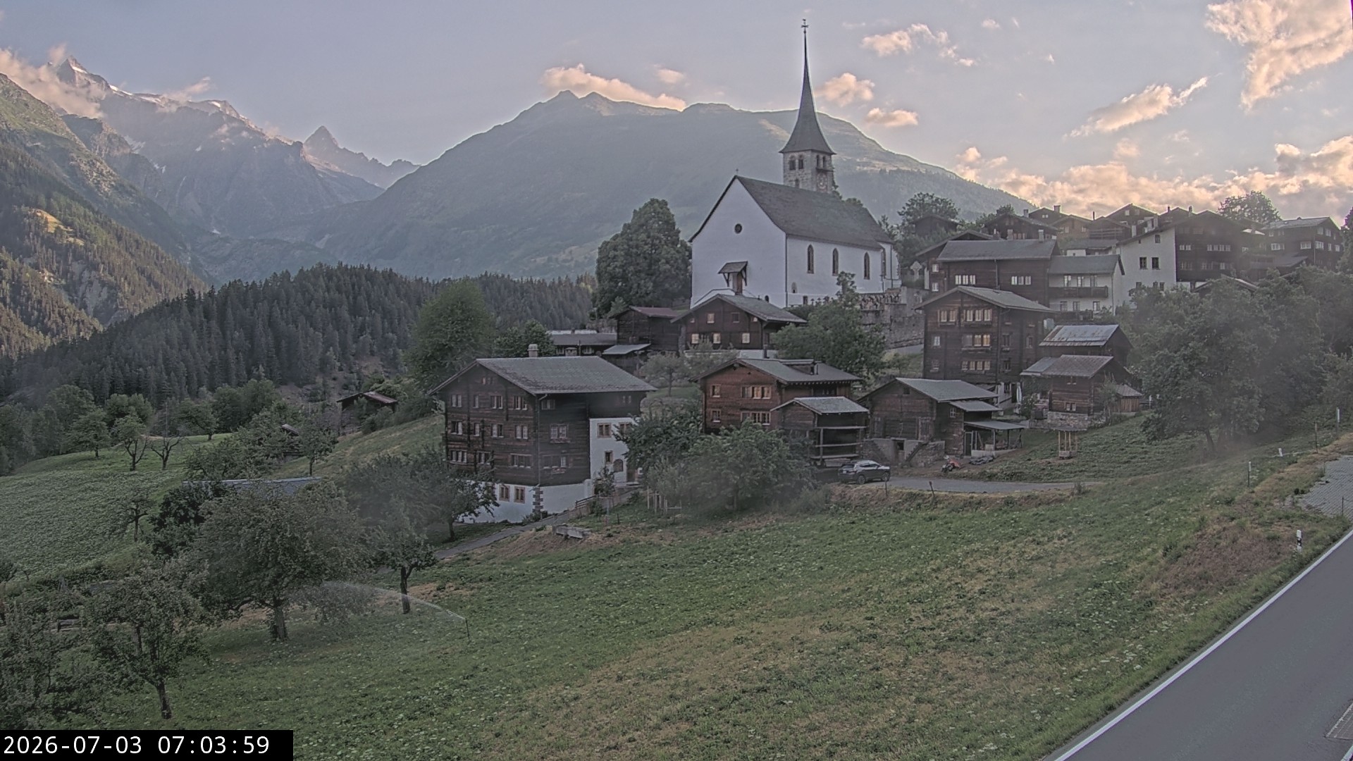 Archiv Foto Webcam Dorfansicht Ernen mit Kirche