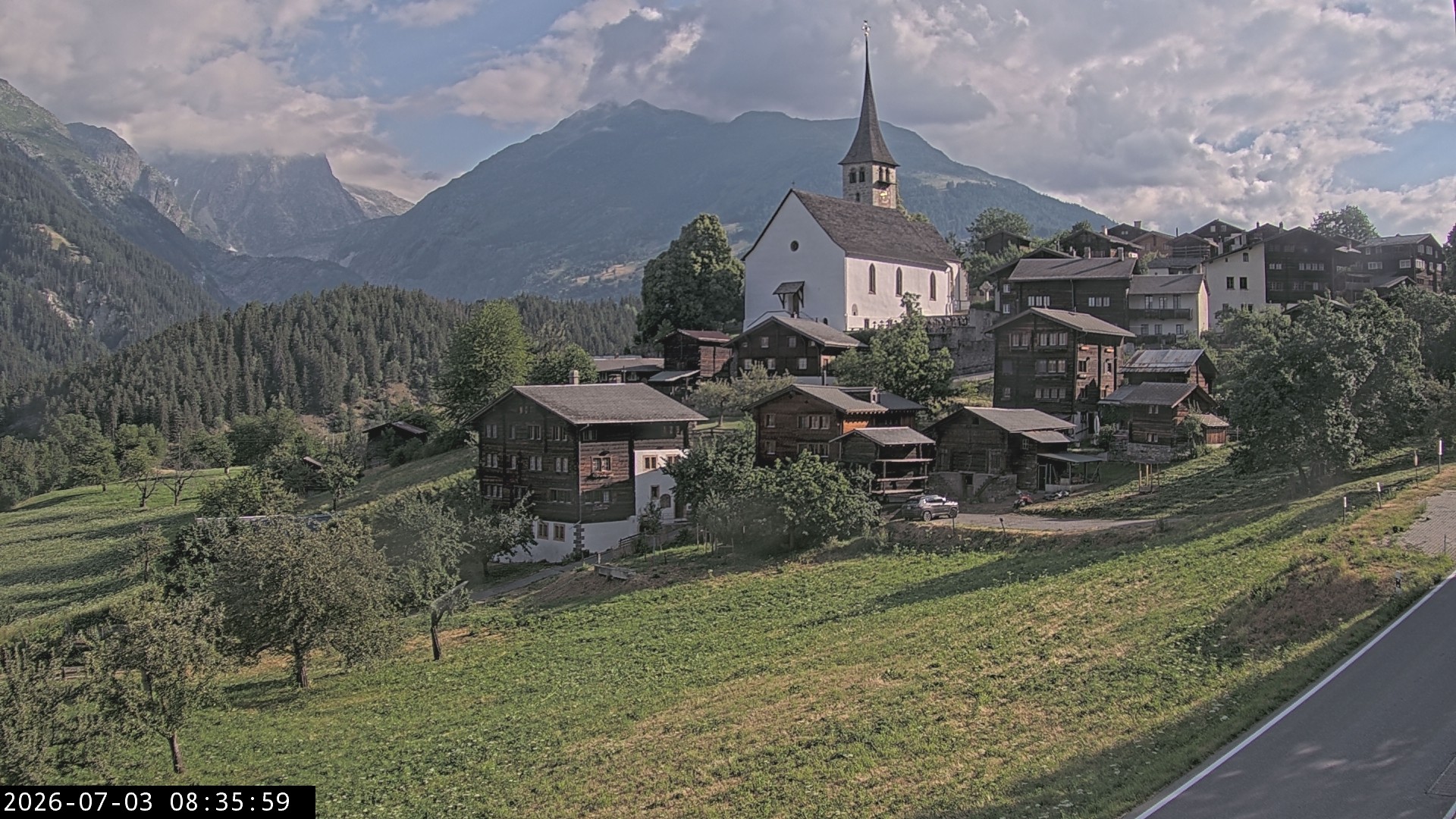 Archiv Foto Webcam Dorfansicht Ernen mit Kirche