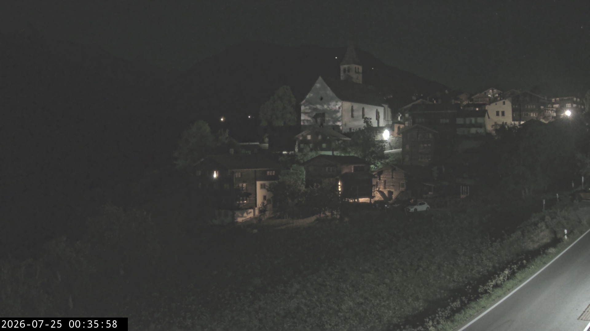 Archiv Foto Webcam Dorfansicht Ernen mit Kirche