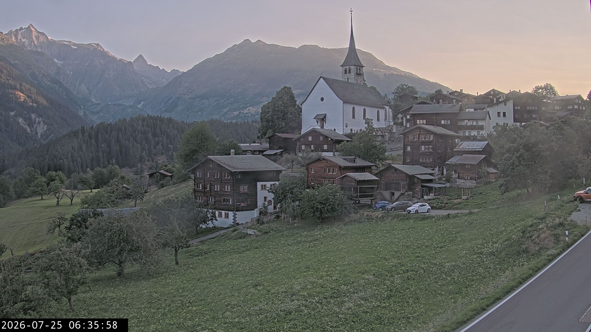 Archiv Foto Webcam Dorfansicht Ernen mit Kirche