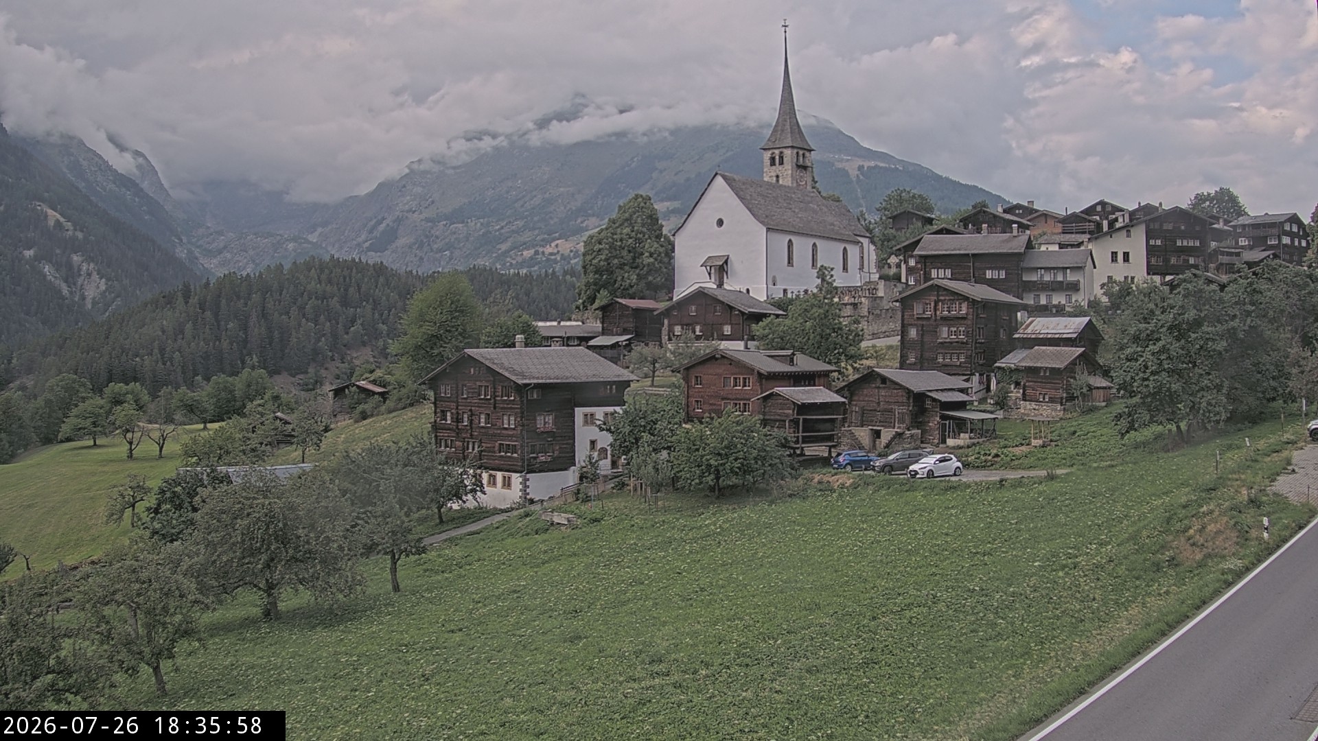 Archiv Foto Webcam Dorfansicht Ernen mit Kirche