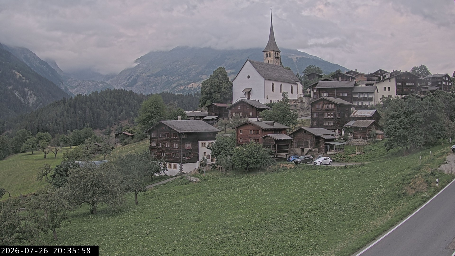 Archiv Foto Webcam Dorfansicht Ernen mit Kirche