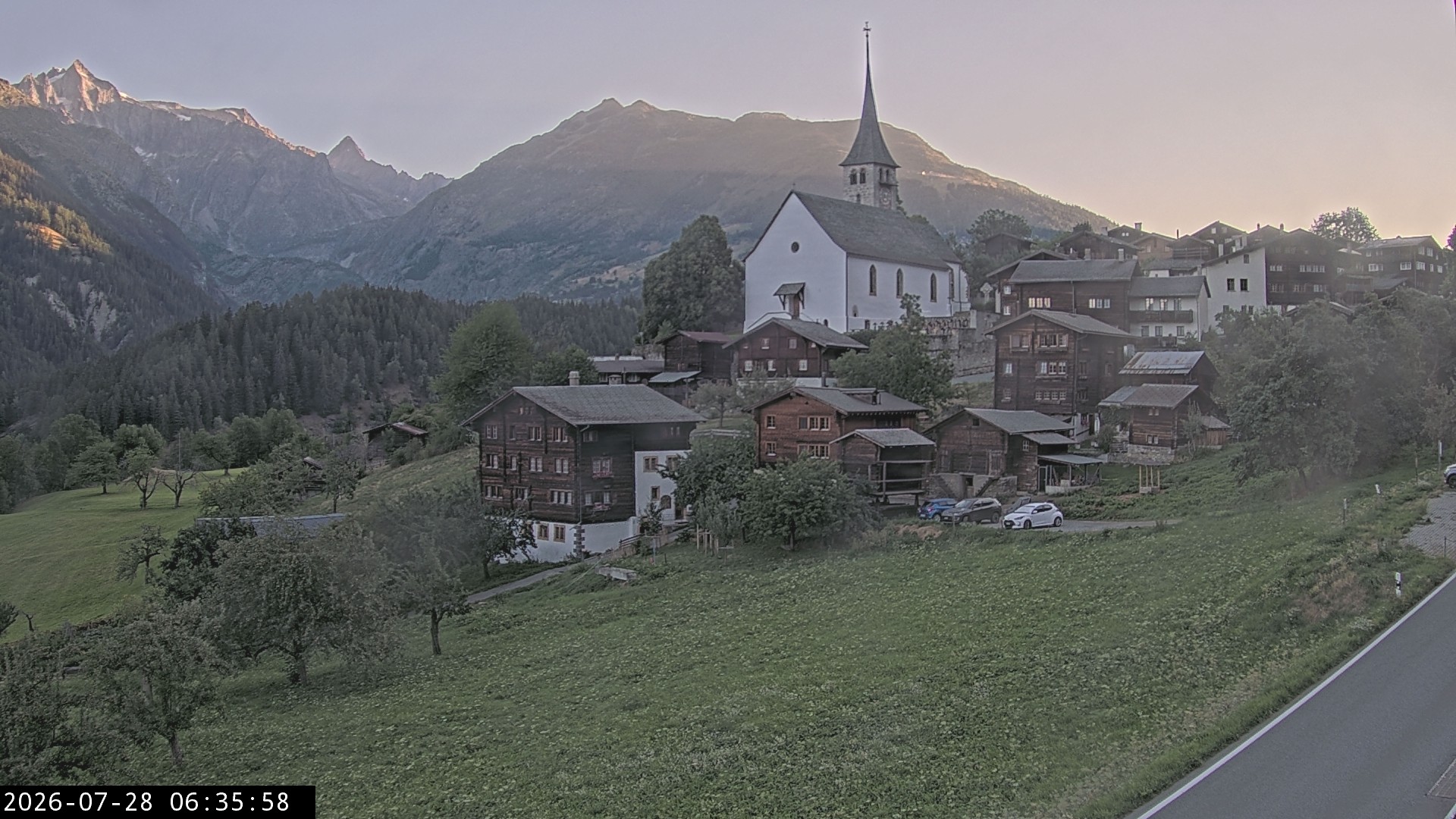 Archiv Foto Webcam Dorfansicht Ernen mit Kirche