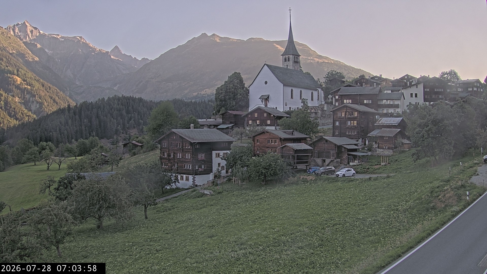 Archiv Foto Webcam Dorfansicht Ernen mit Kirche