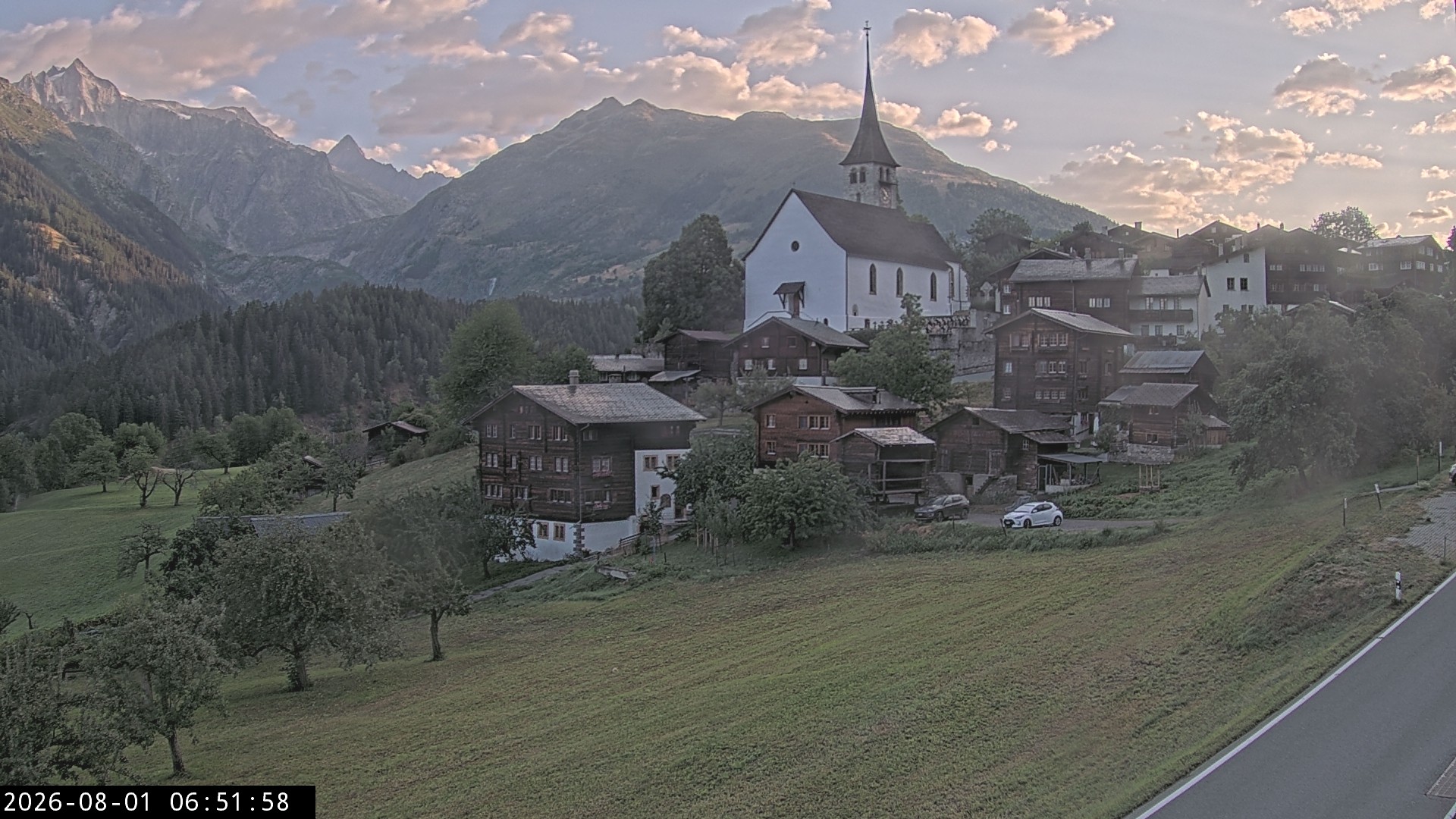 Archiv Foto Webcam Dorfansicht Ernen mit Kirche