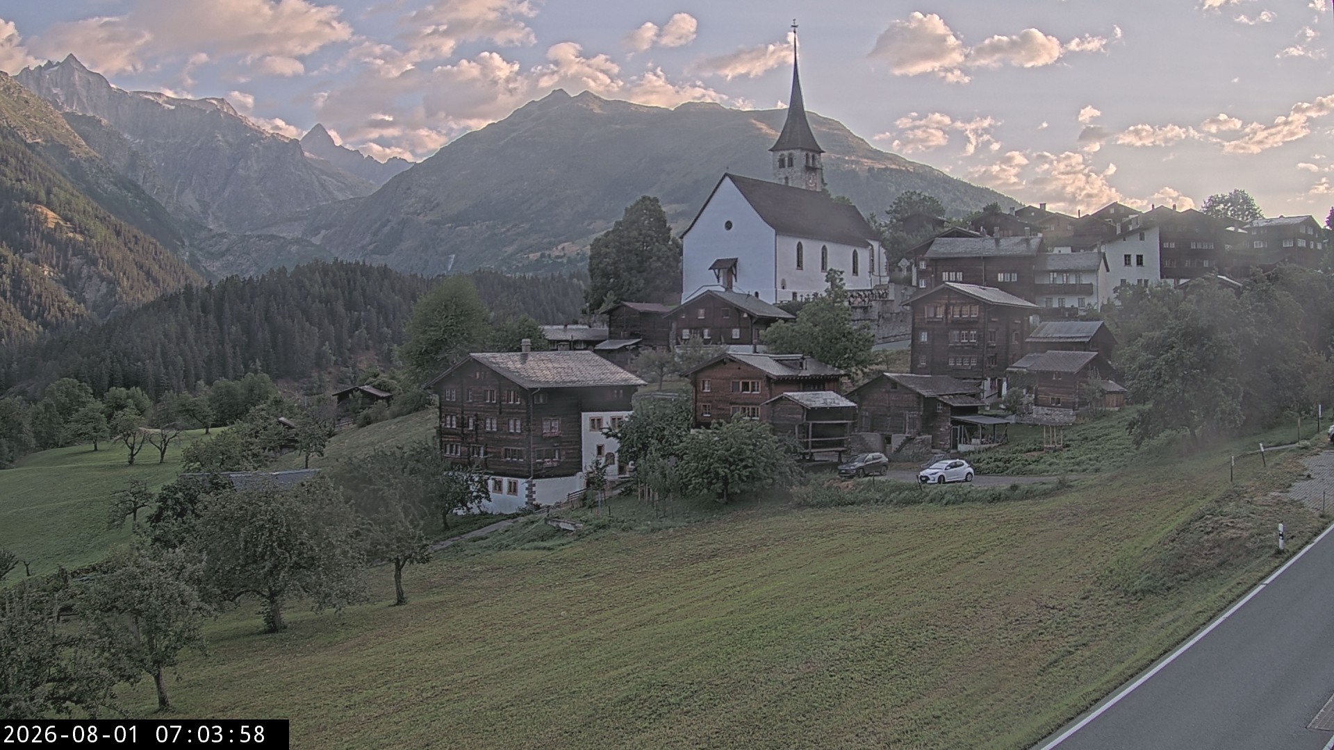 Archiv Foto Webcam Dorfansicht Ernen mit Kirche