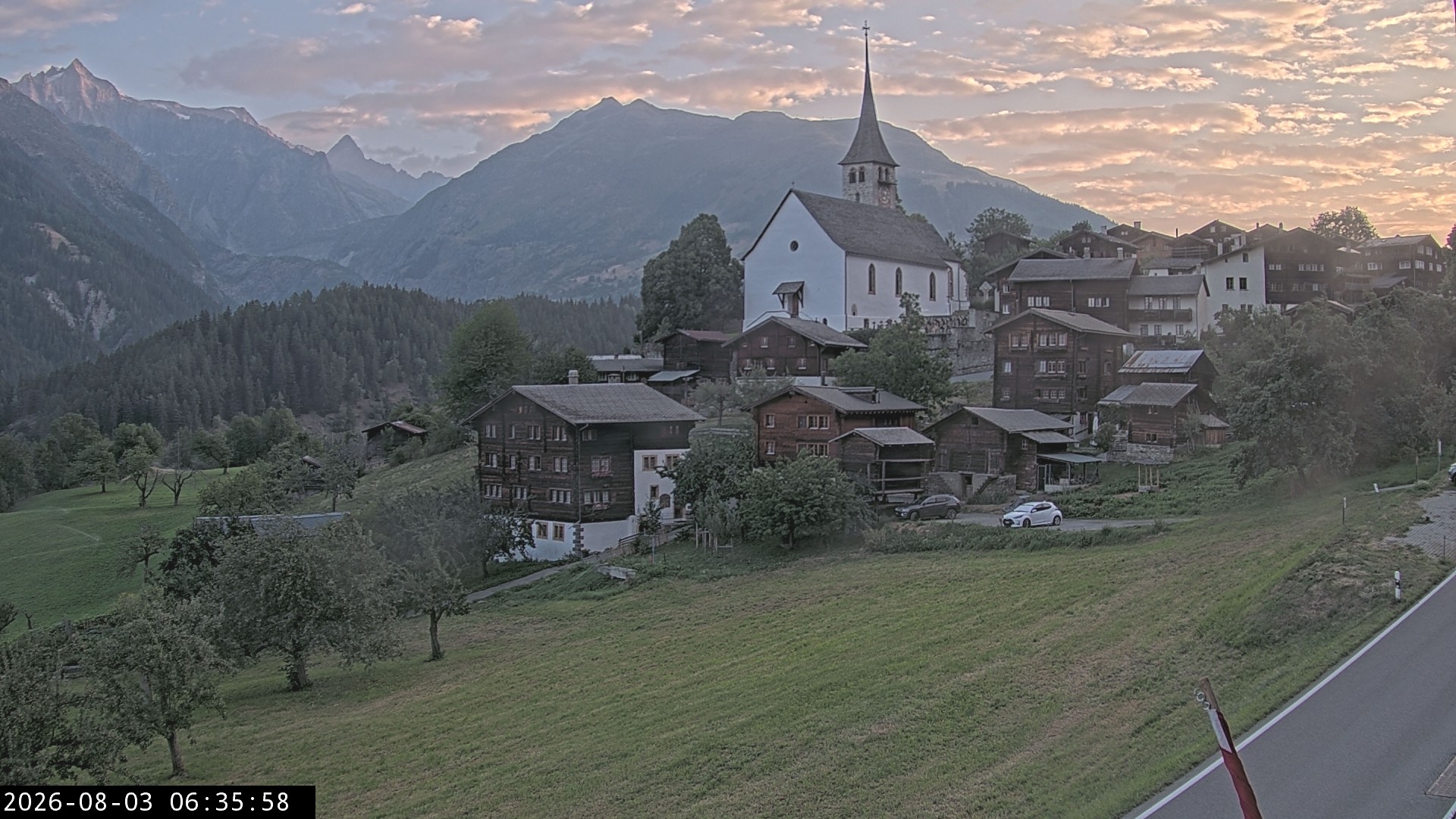 Archiv Foto Webcam Dorfansicht Ernen mit Kirche
