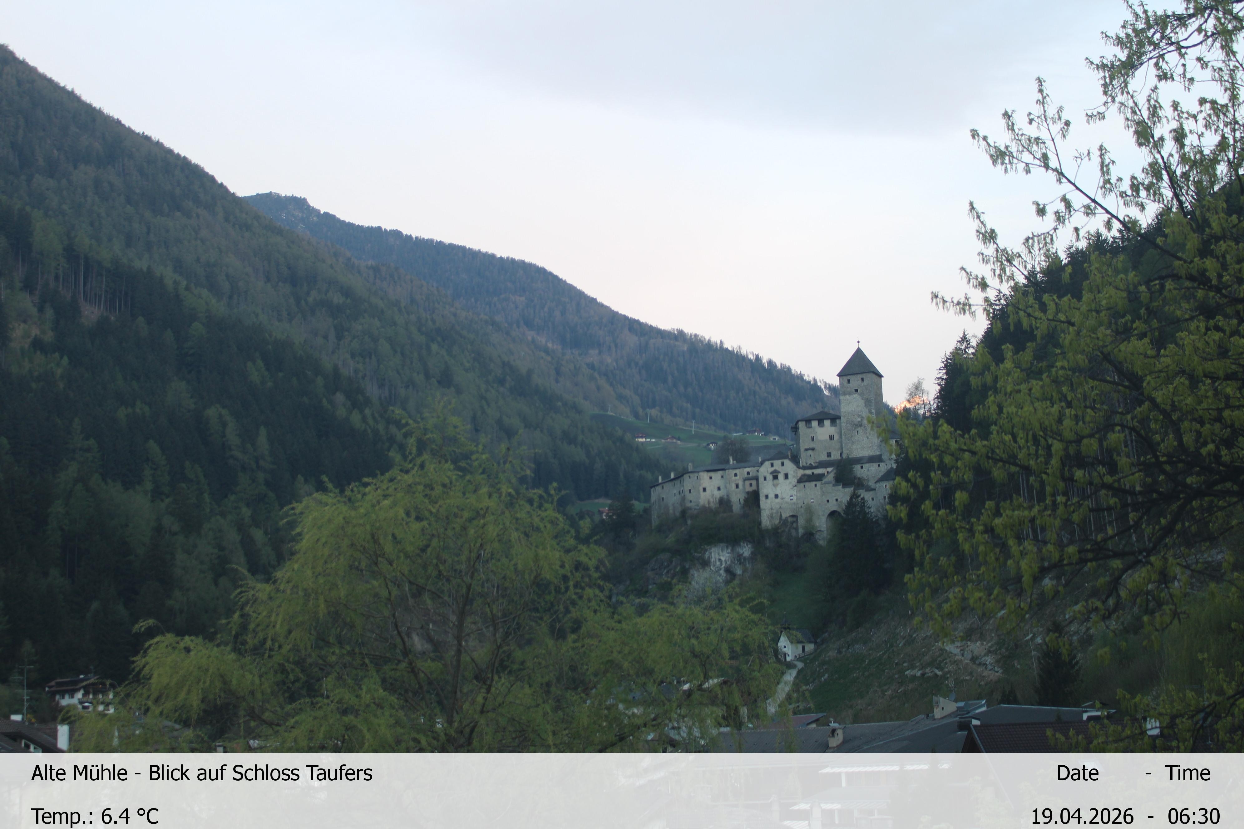 Archiv Foto Webcam Blick Richtung Schloss Taufers in Südtirol