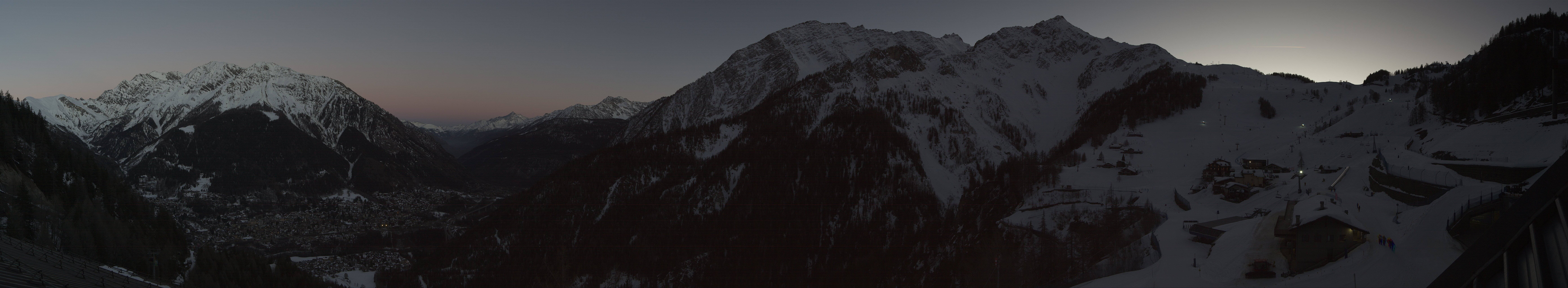 Archived image Webcam Panorama over Checrouit Courmayeur