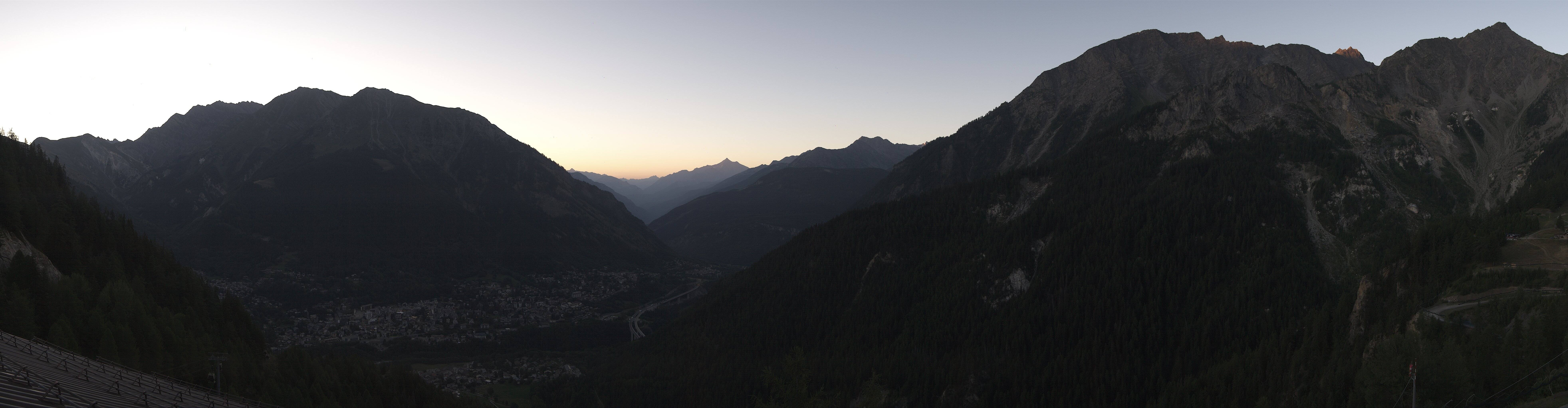Archived image Webcam Panorama over Checrouit Courmayeur