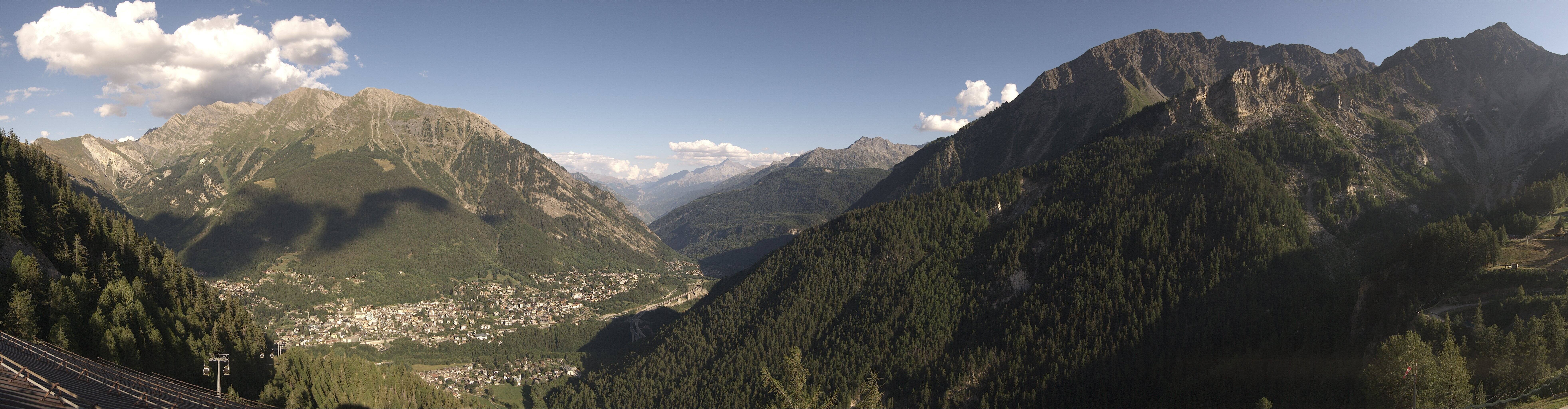 Archived image Webcam Panorama over Checrouit Courmayeur