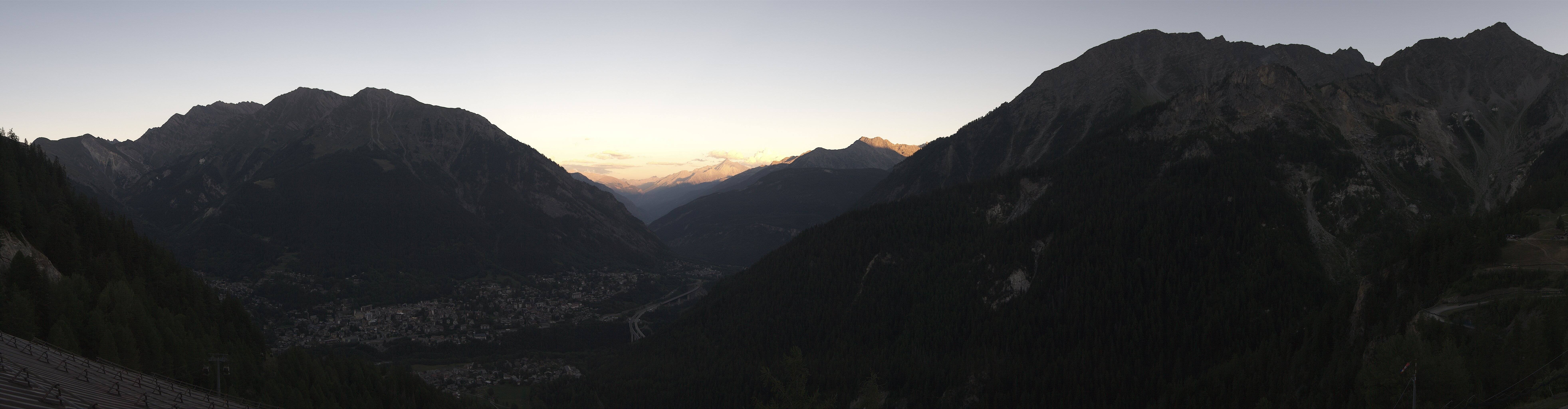 Archived image Webcam Panorama over Checrouit Courmayeur