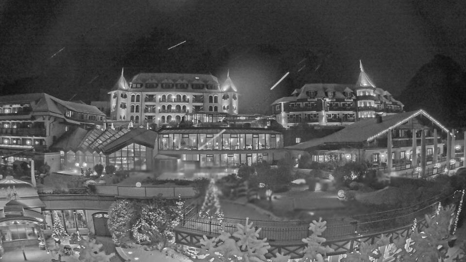 Archived image Webcam Fuschlsee: Hotel Ebners Waldhof