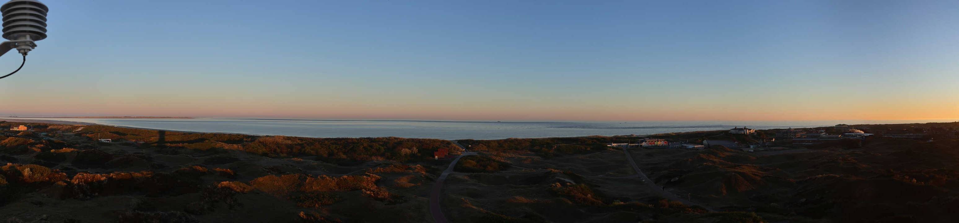Archived image Webcam Panorama view to the beach of Langeoog