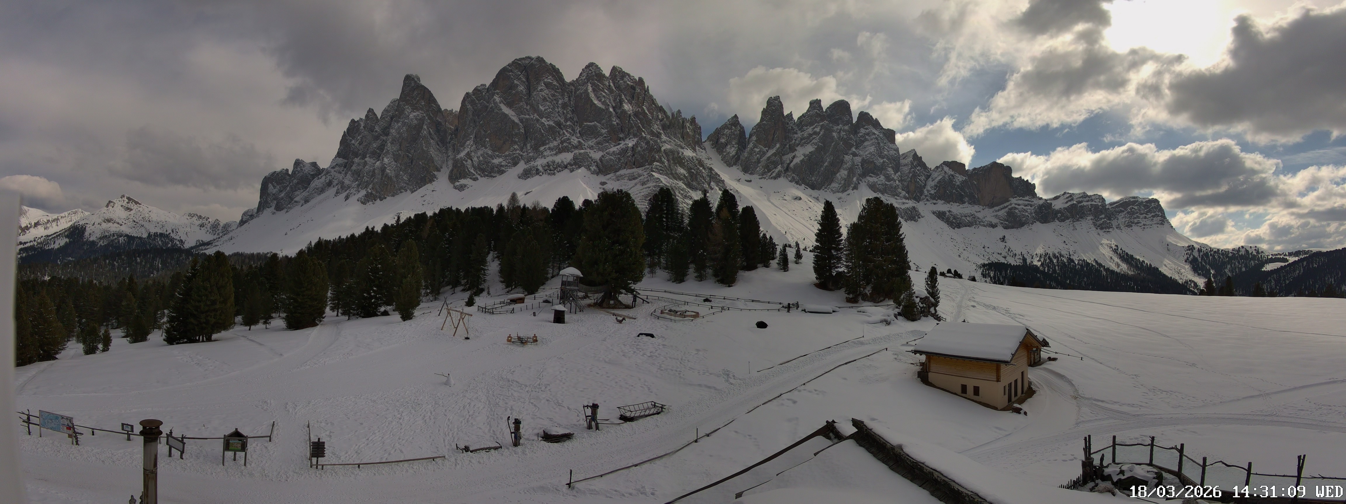 Archived image Webcam Mountain Hut Geisleralm - View to Geislerspitzen