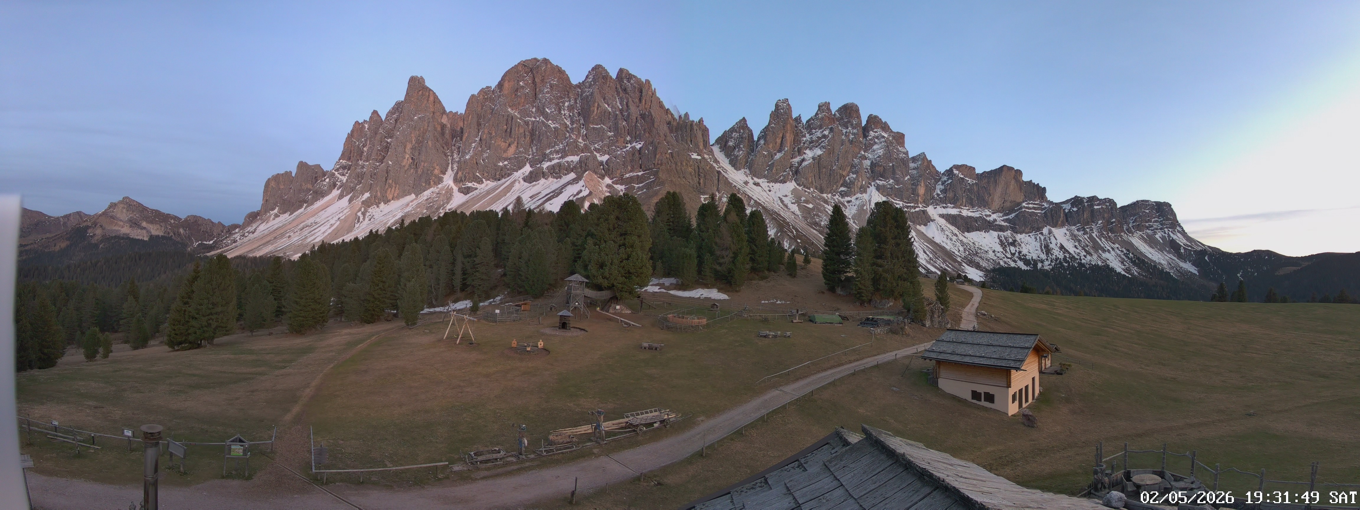 Archived image Webcam Mountain Hut Geisleralm - View to Geislerspitzen