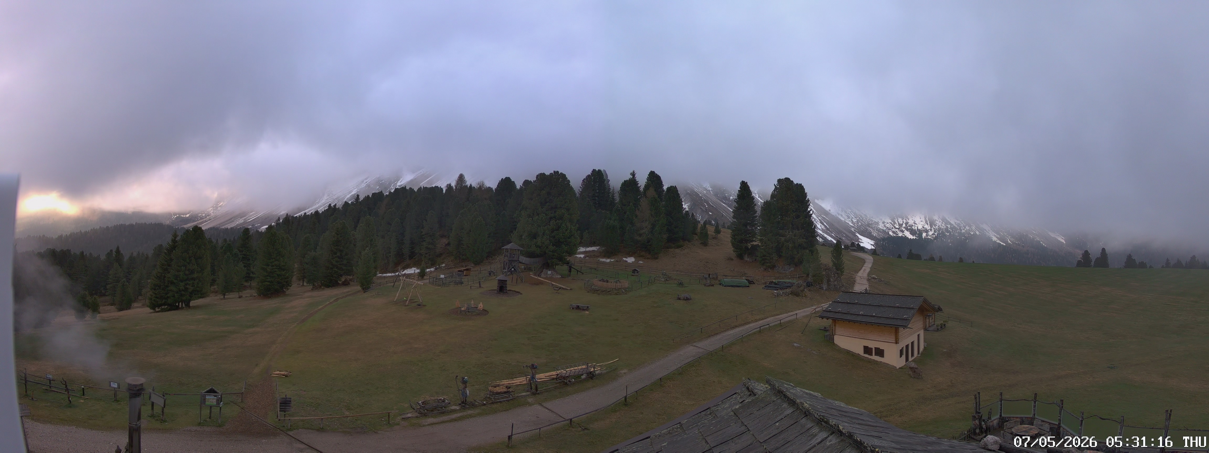 Archived image Webcam Mountain Hut Geisleralm - View to Geislerspitzen