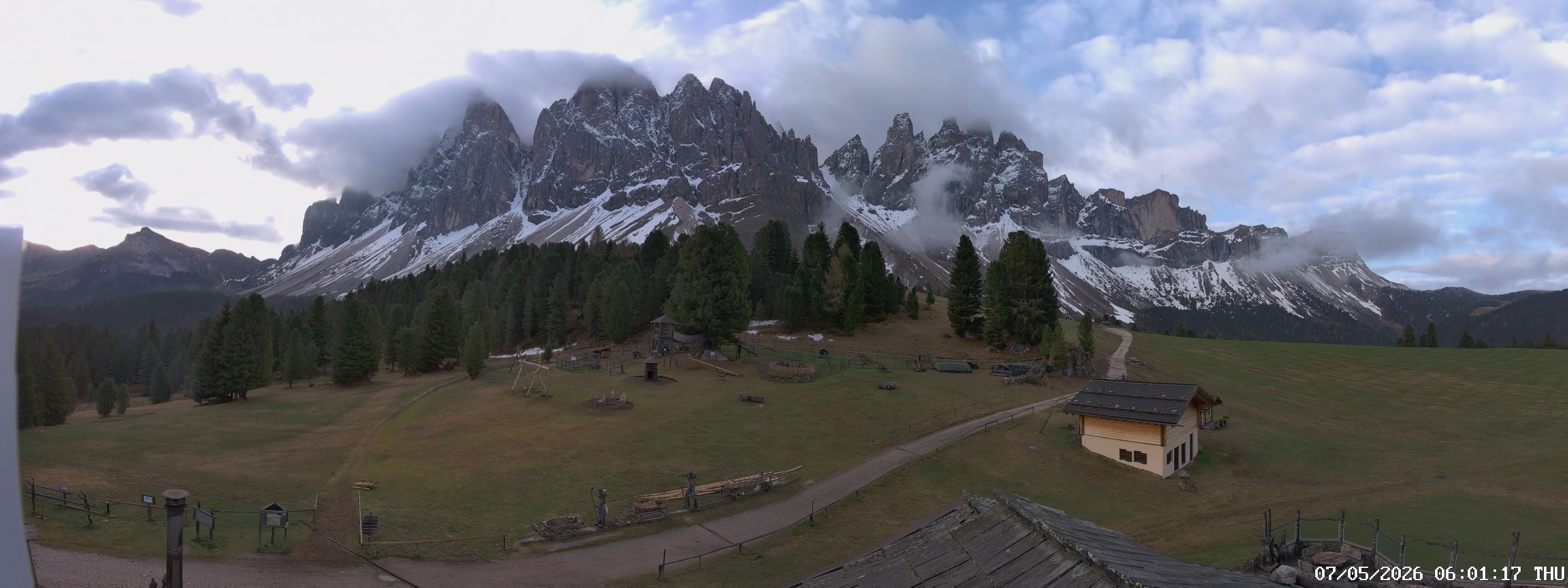 Archived image Webcam Mountain Hut Geisleralm - View to Geislerspitzen