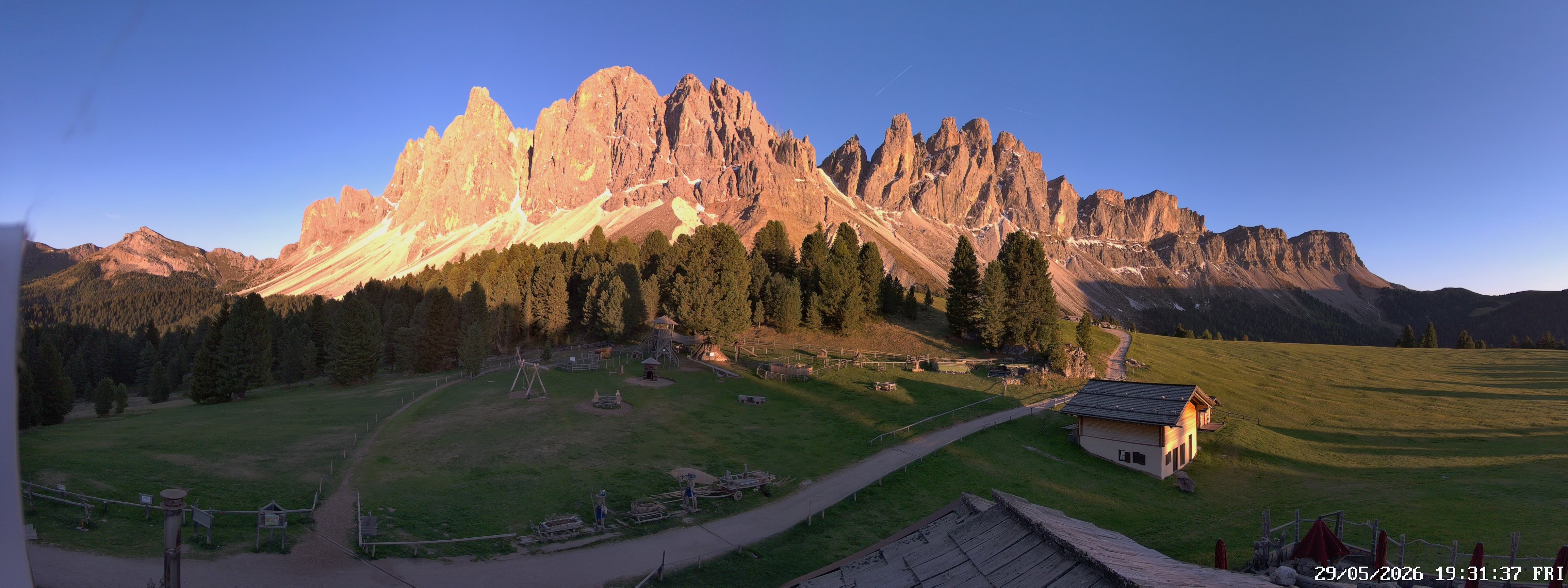 Archived image Webcam Mountain Hut Geisleralm - View to Geislerspitzen