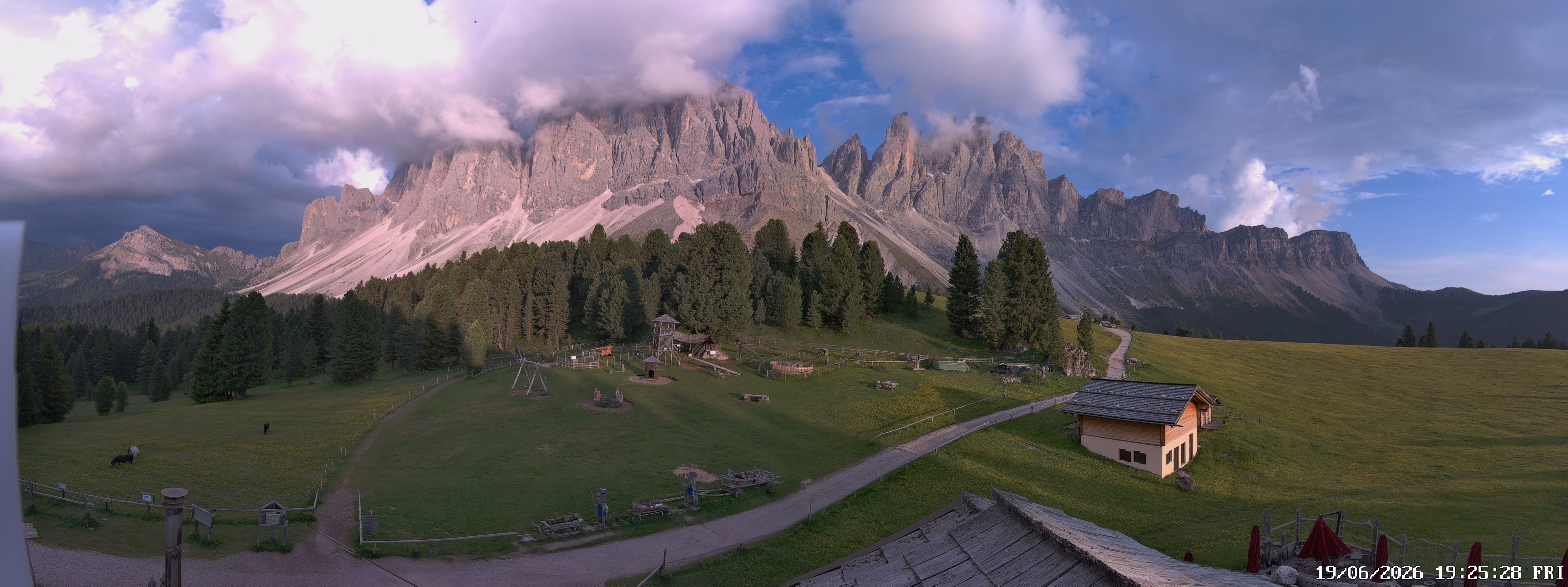 Archived image Webcam Mountain Hut Geisleralm - View to Geislerspitzen