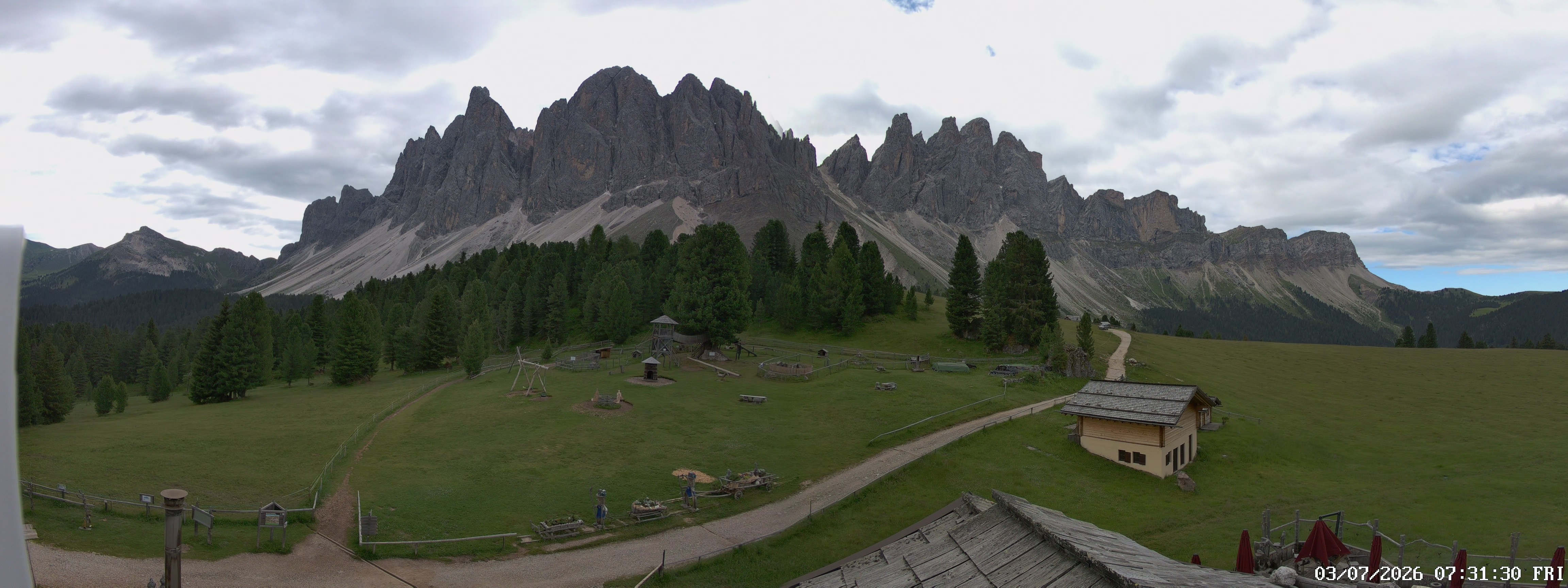 Archived image Webcam Mountain Hut Geisleralm - View to Geislerspitzen