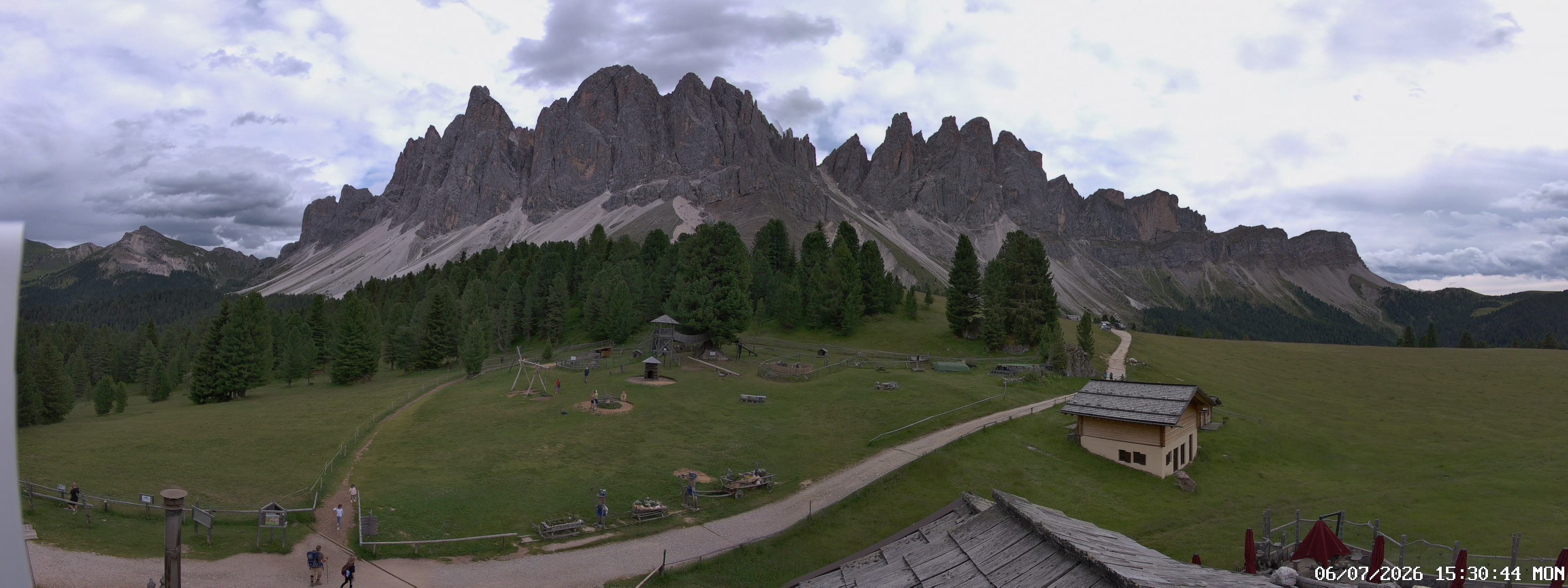 Archived image Webcam Mountain Hut Geisleralm - View to Geislerspitzen
