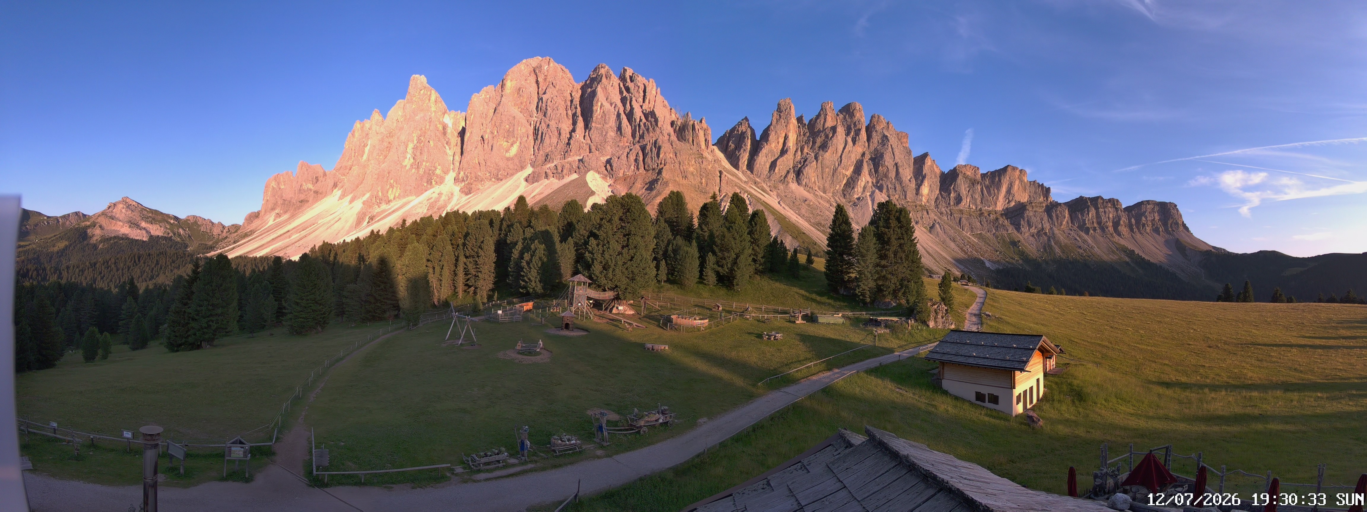 Archived image Webcam Mountain Hut Geisleralm - View to Geislerspitzen