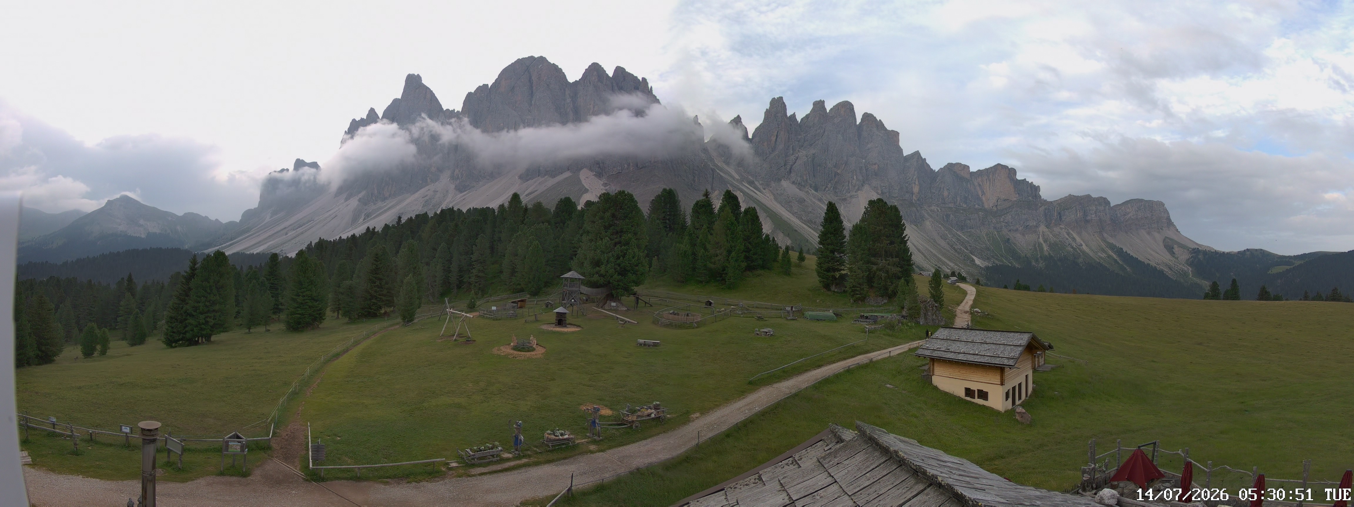 Archived image Webcam Mountain Hut Geisleralm - View to Geislerspitzen