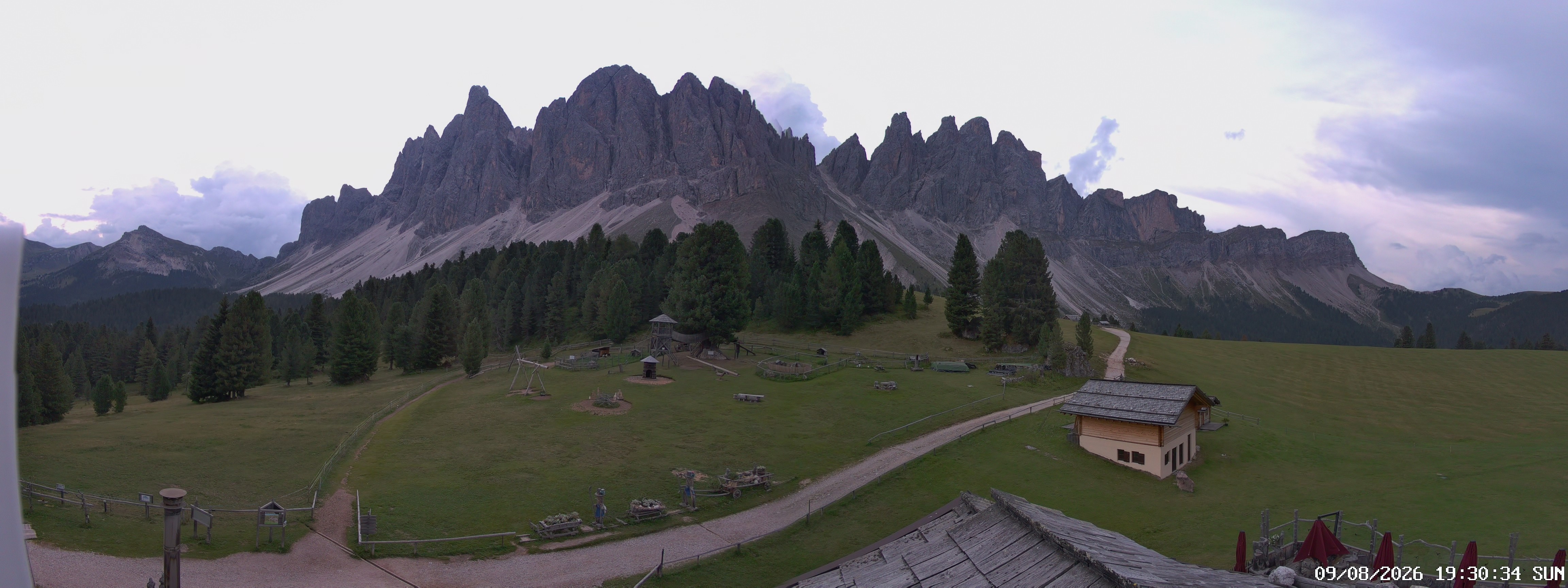 Archived image Webcam Mountain Hut Geisleralm - View to Geislerspitzen