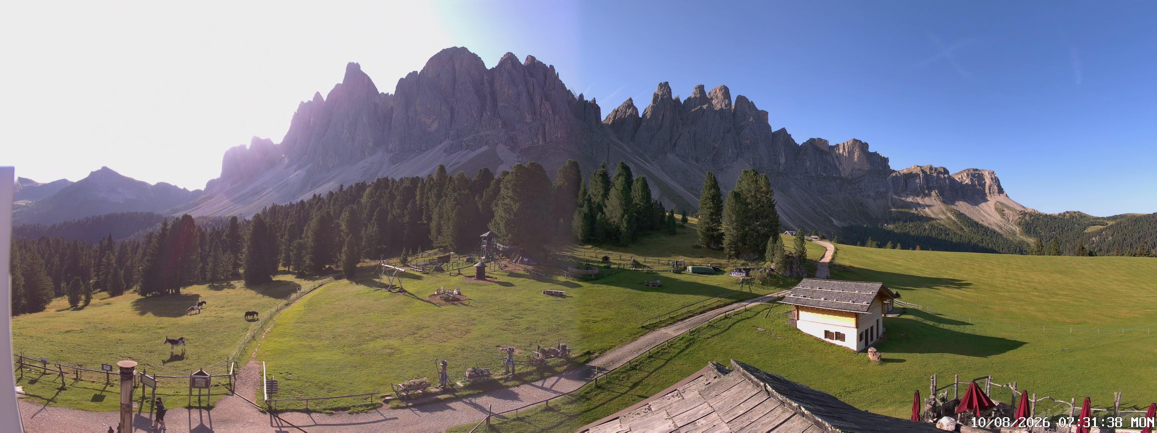 Archived image Webcam Mountain Hut Geisleralm - View to Geislerspitzen