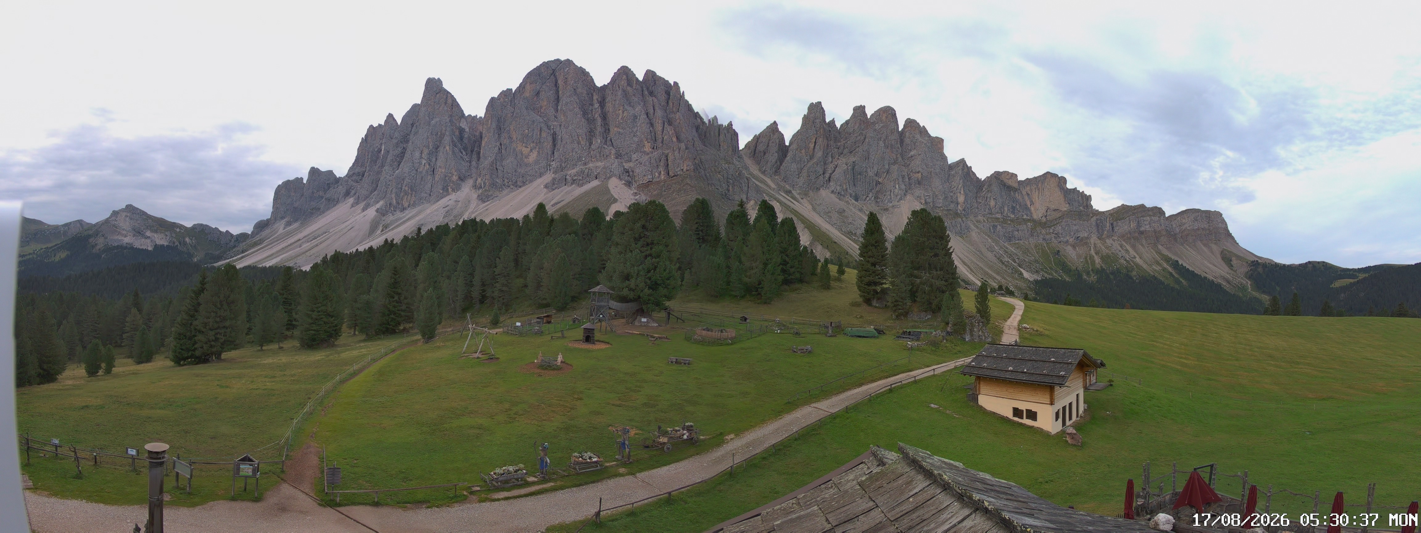 Archived image Webcam Mountain Hut Geisleralm - View to Geislerspitzen