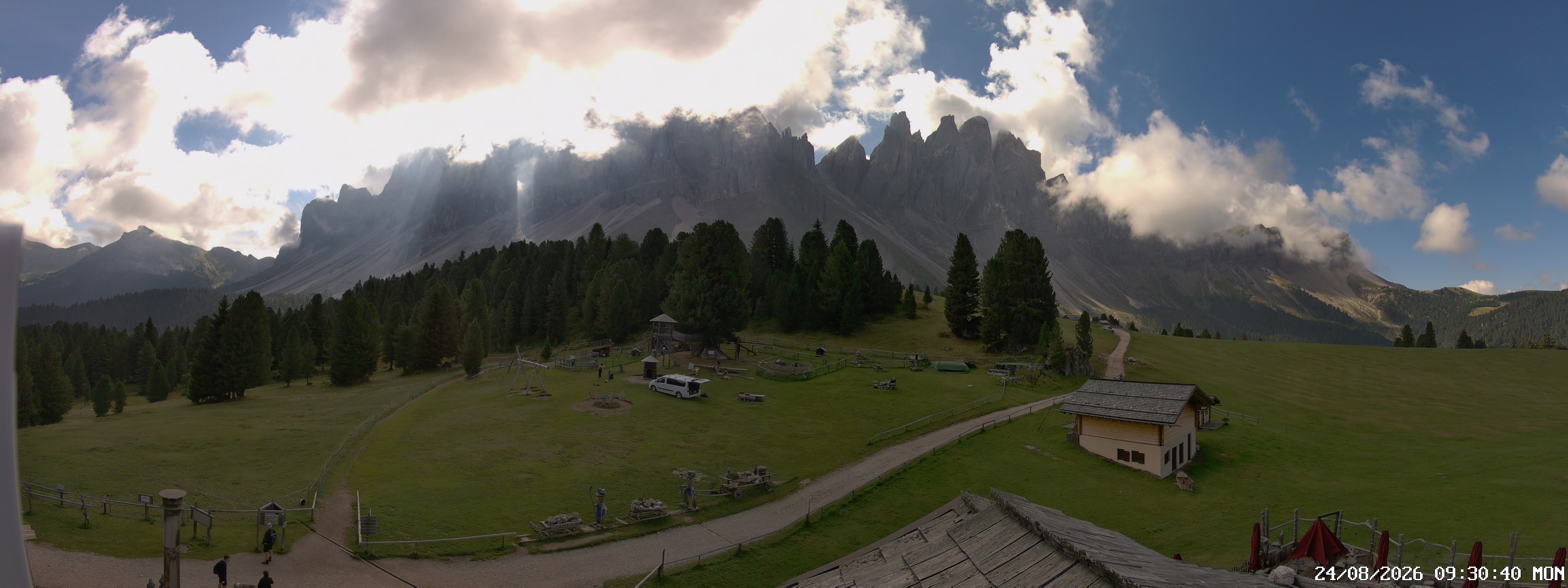 Archived image Webcam Mountain Hut Geisleralm - View to Geislerspitzen