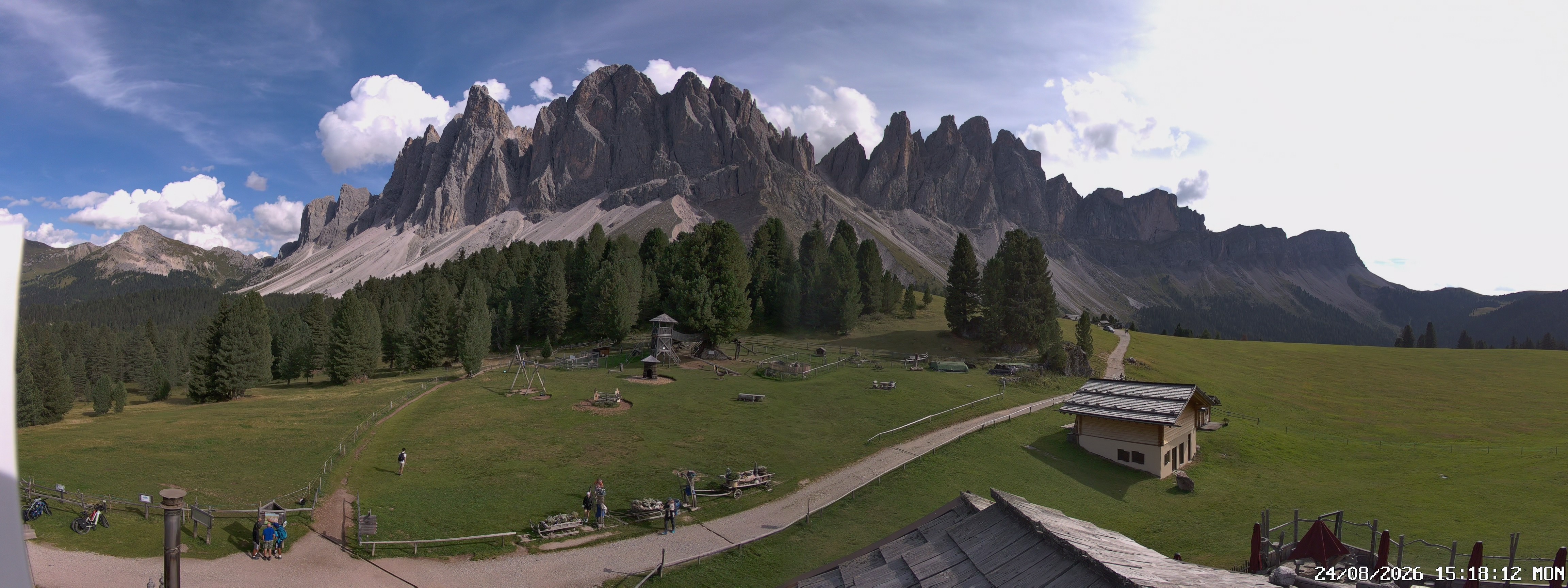 Archived image Webcam Mountain Hut Geisleralm - View to Geislerspitzen