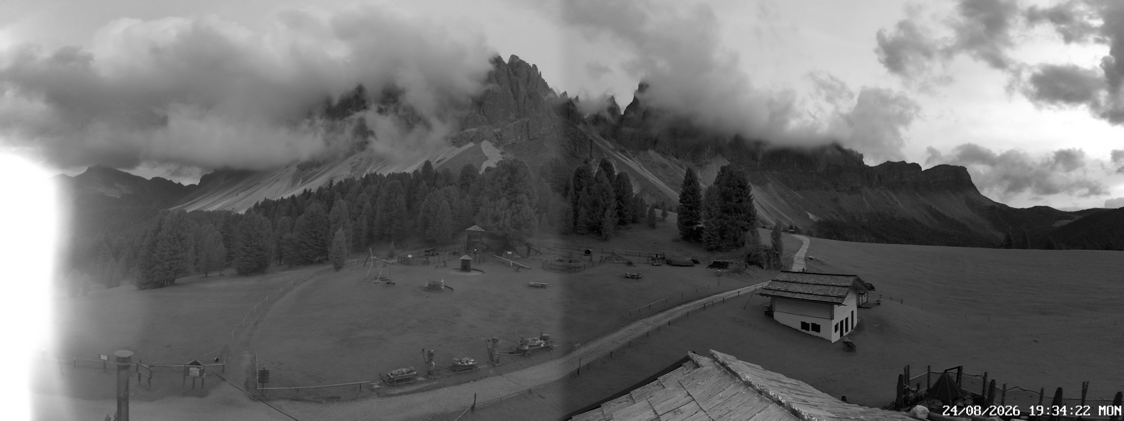 Archived image Webcam Mountain Hut Geisleralm - View to Geislerspitzen