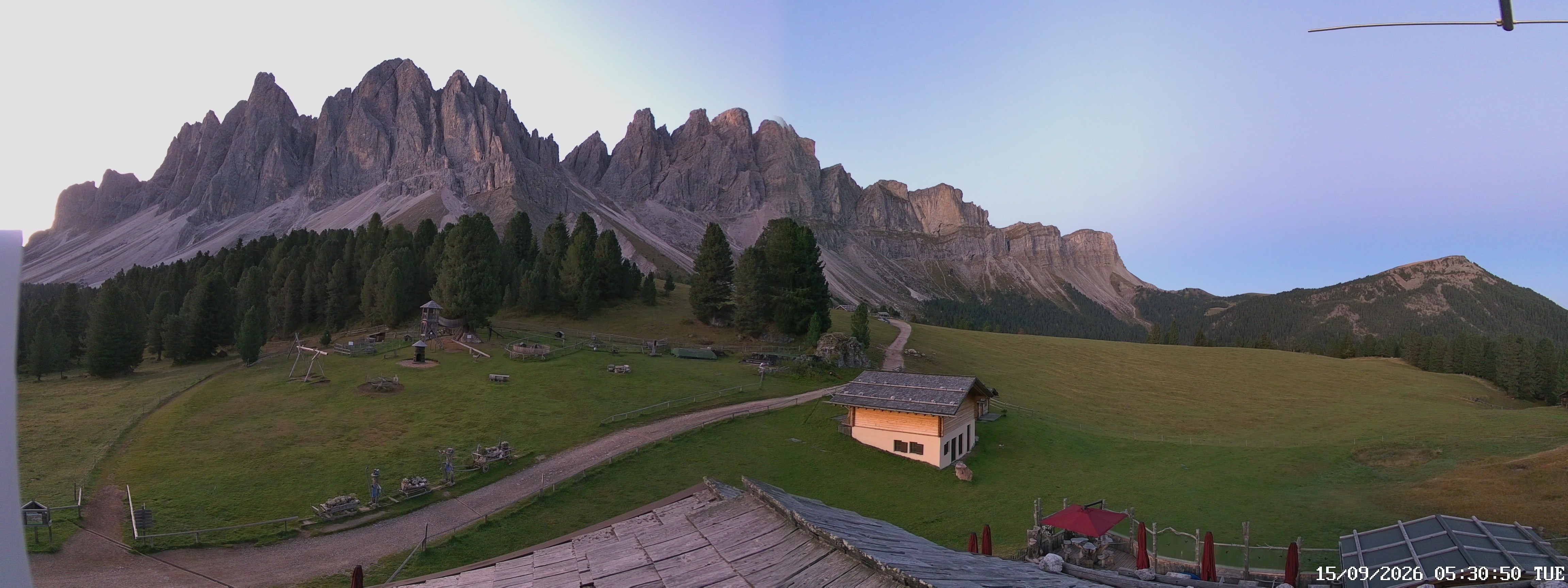 Archived image Webcam Mountain Hut Geisleralm - View to Geislerspitzen