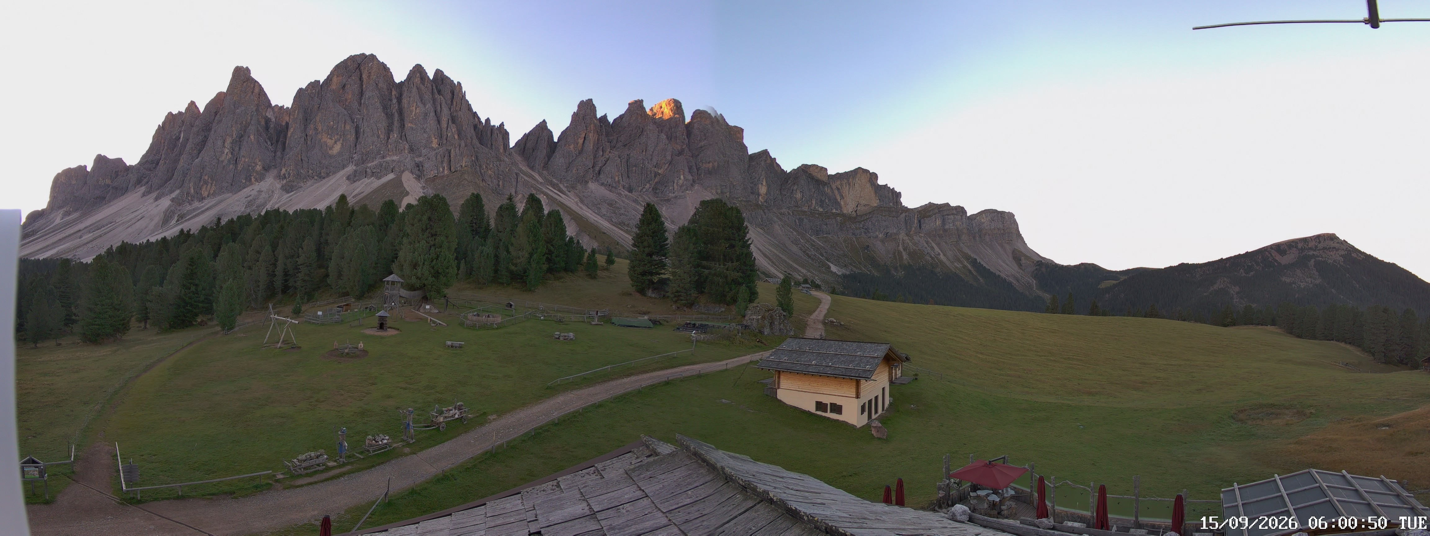 Archived image Webcam Mountain Hut Geisleralm - View to Geislerspitzen