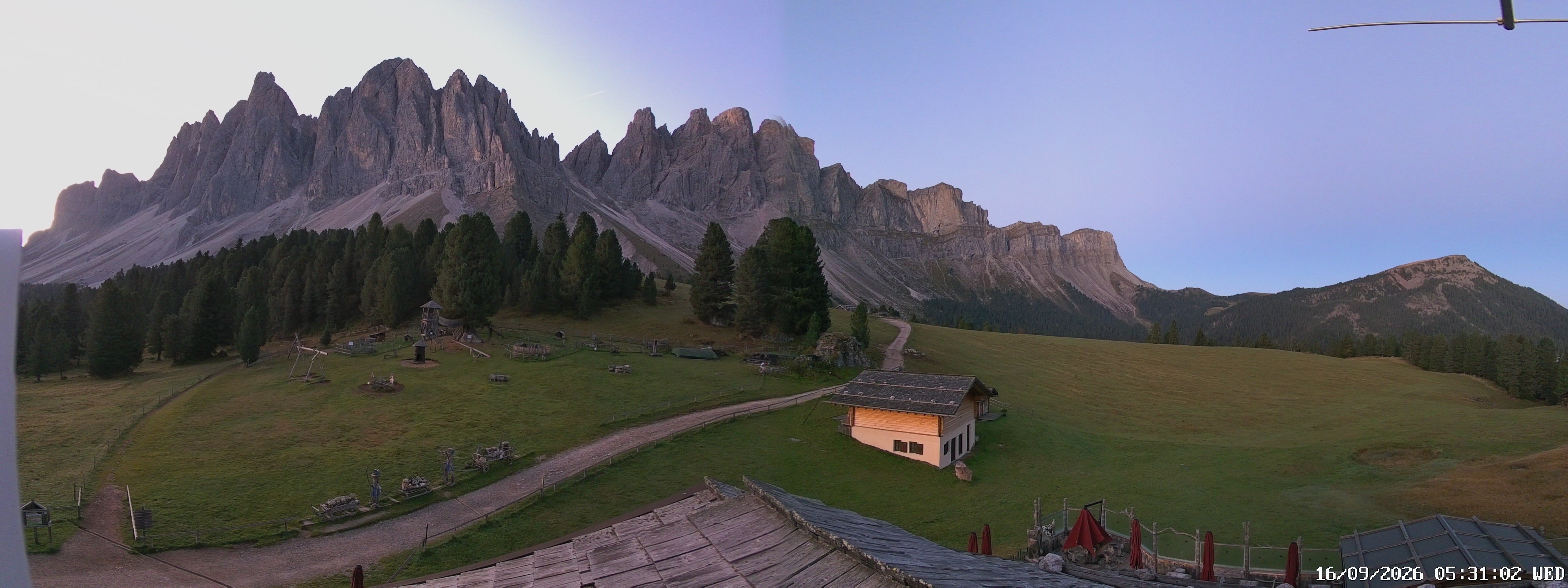 Archived image Webcam Mountain Hut Geisleralm - View to Geislerspitzen