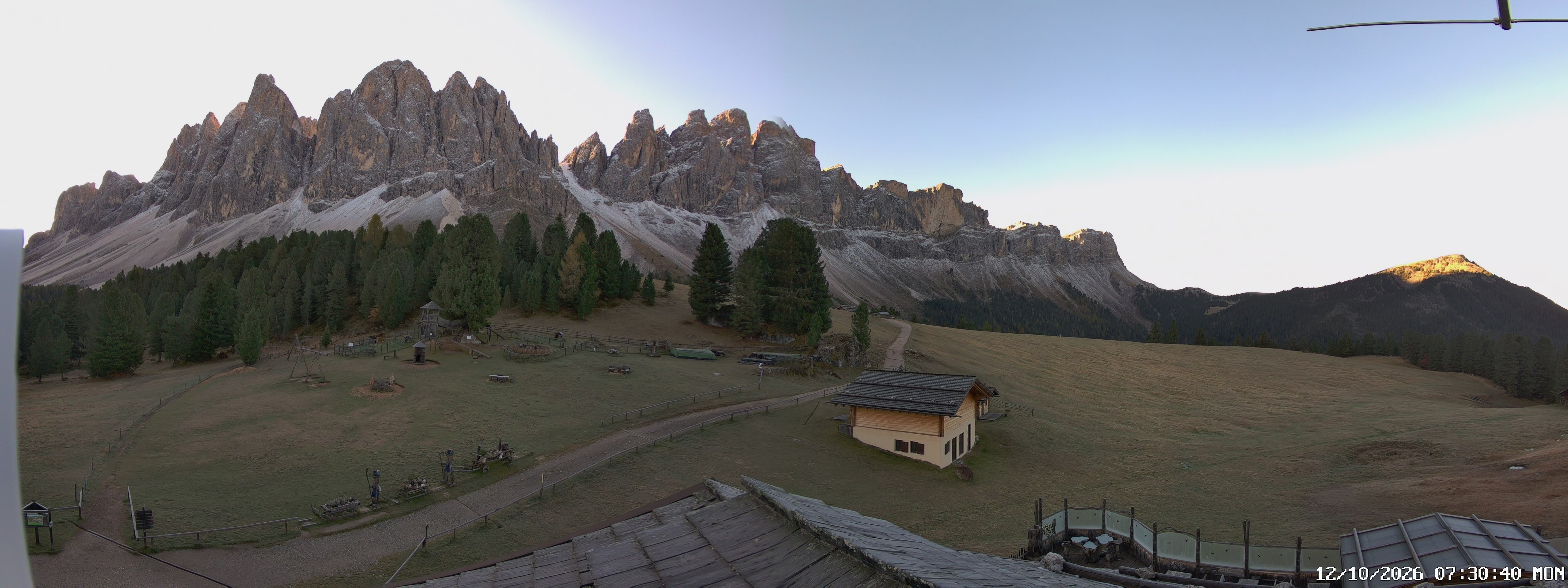 Archived image Webcam Mountain Hut Geisleralm - View to Geislerspitzen