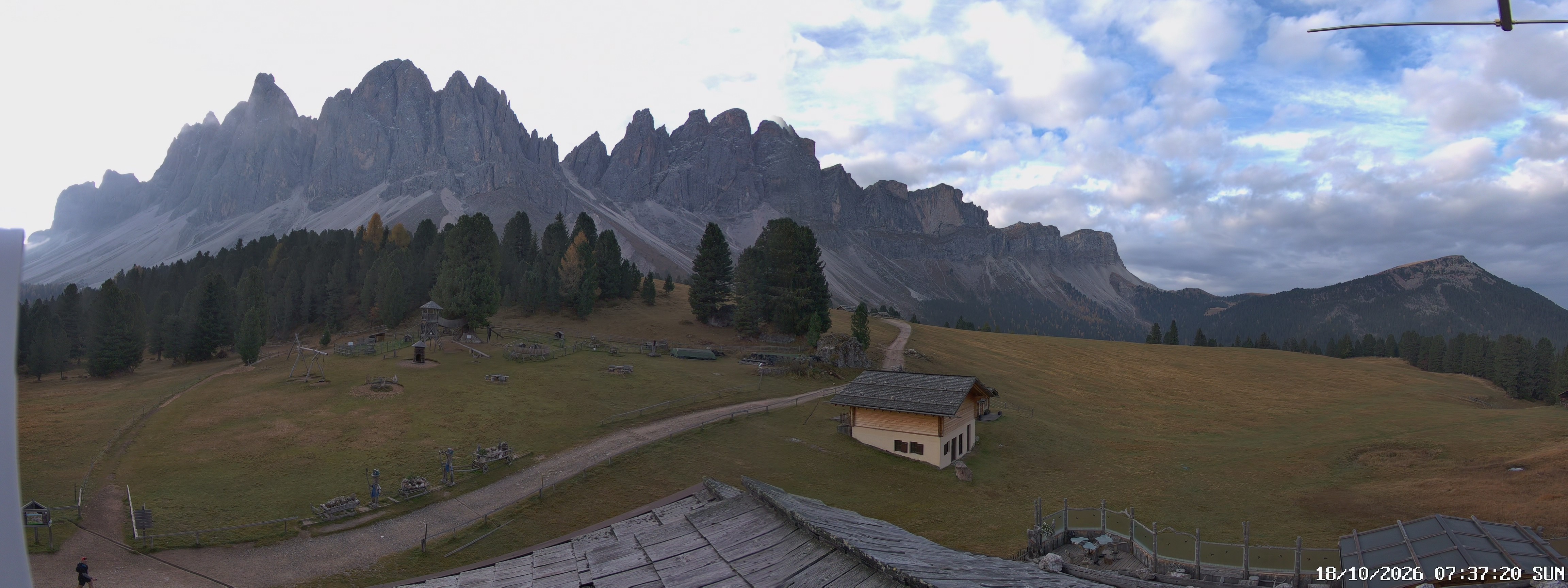 Archived image Webcam Mountain Hut Geisleralm - View to Geislerspitzen