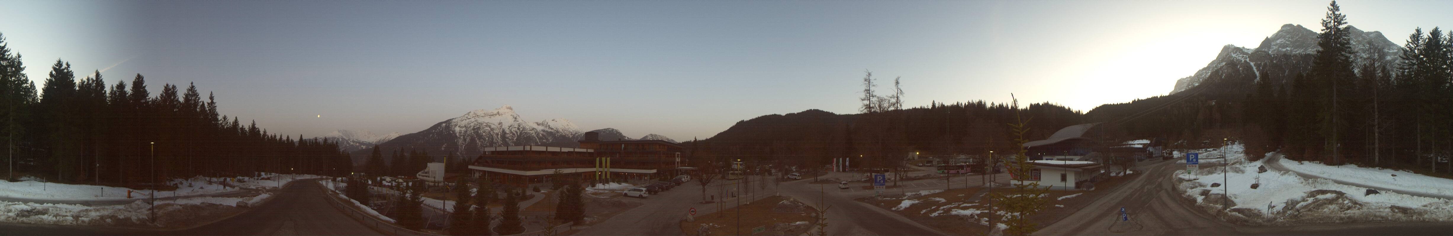 Archived image Webcam Ehrwald: Base Station Tiroler Zugspitzbahn