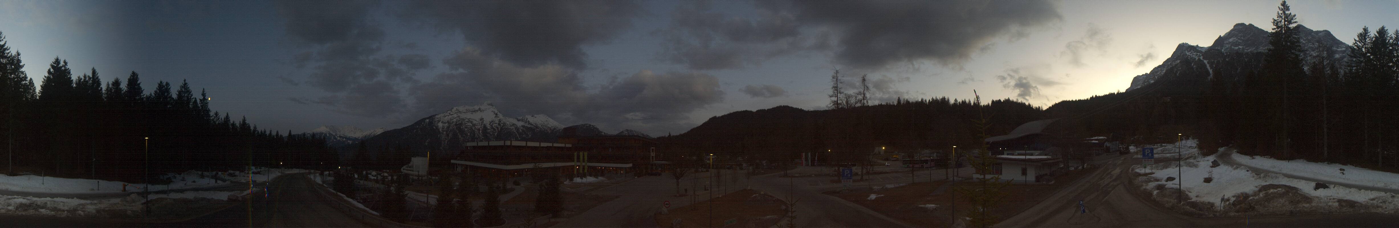 Archived image Webcam Ehrwald: Base Station Tiroler Zugspitzbahn