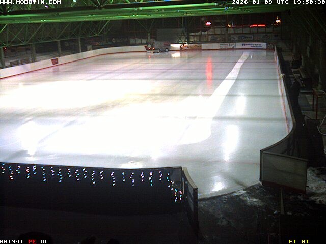 Archiv Foto Webcam Willingen: Blick in die Eissporthalle