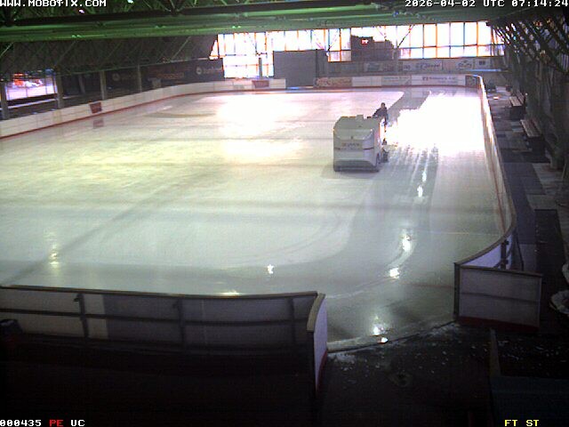 Archiv Foto Webcam Willingen: Blick in die Eissporthalle