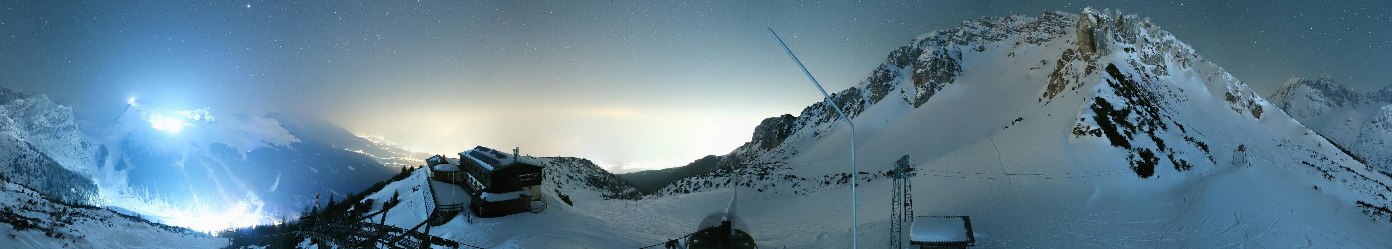 Archived image Webcam Axams: View Birgitzköpflhaus