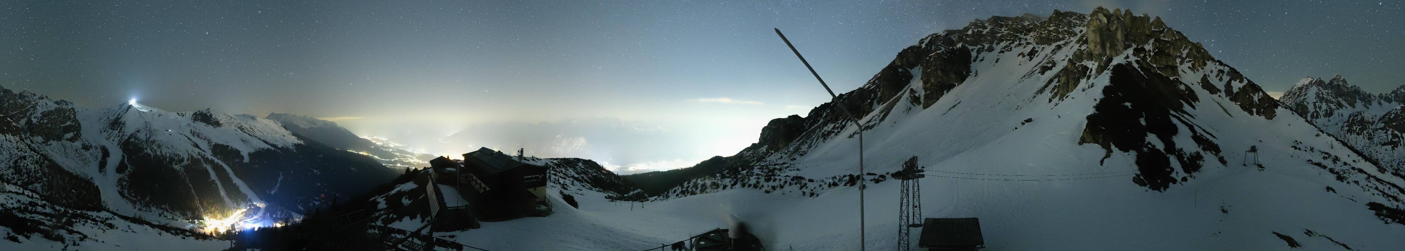 Archived image Webcam Axams: View Birgitzköpflhaus