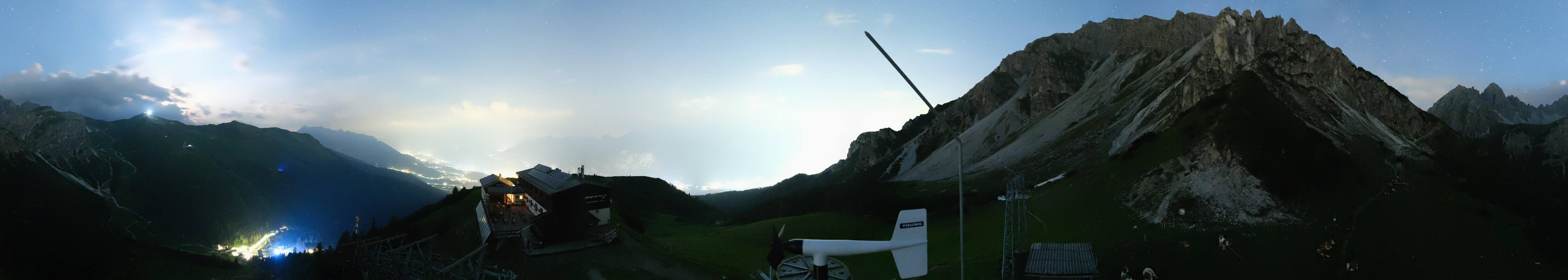 Archived image Webcam Axams: View Birgitzköpflhaus