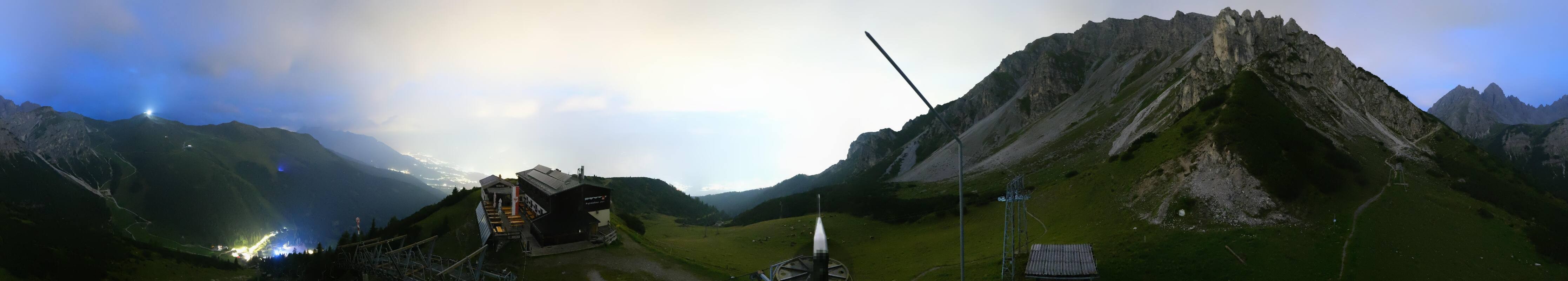Archived image Webcam Axams: View Birgitzköpflhaus