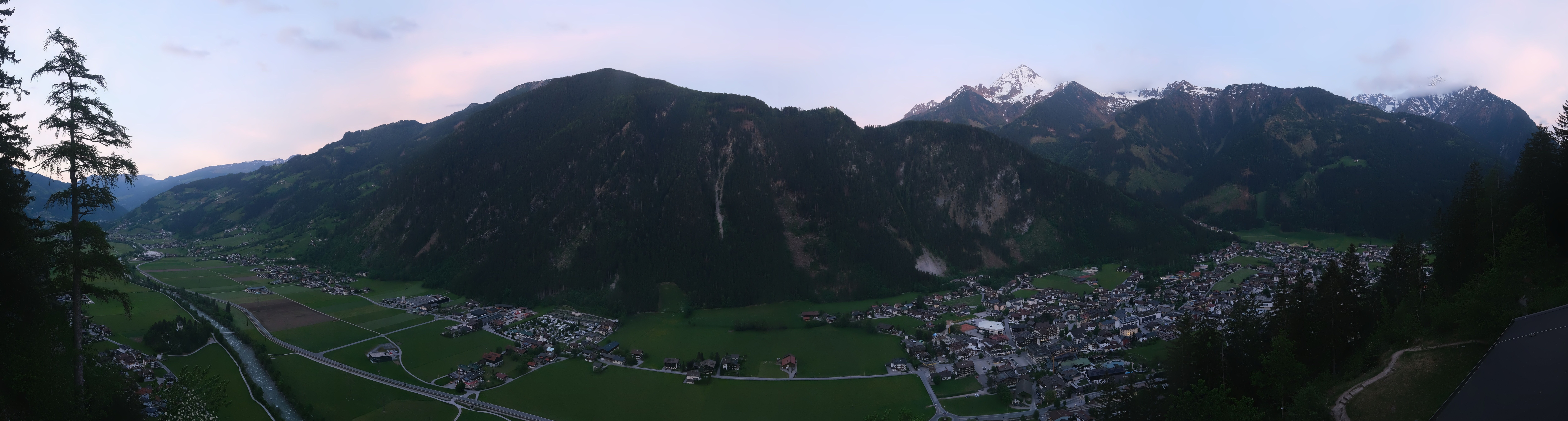 Archived image Webcam Mayrhofen im Zillertal: Zimmereben
