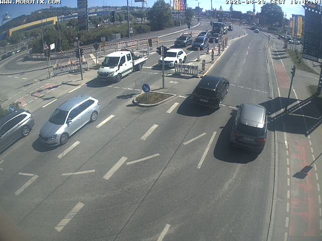 Archived image Webcam Ulm - View Blaubeurer Street