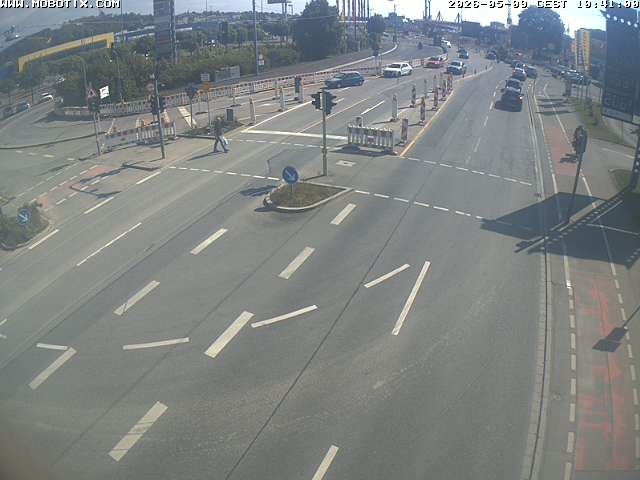 Archived image Webcam Ulm - View Blaubeurer Street